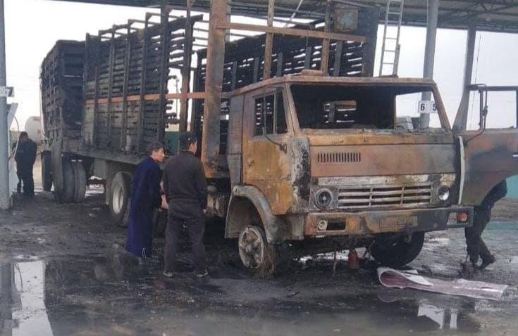 На одной из газовых заправок Кашкадарьи загорелся «КамАз»