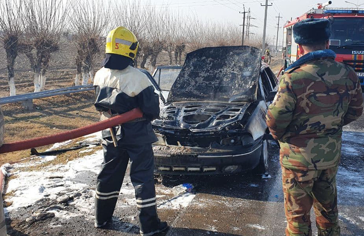 В Намангане сгорел служебный автомобиль ДПС