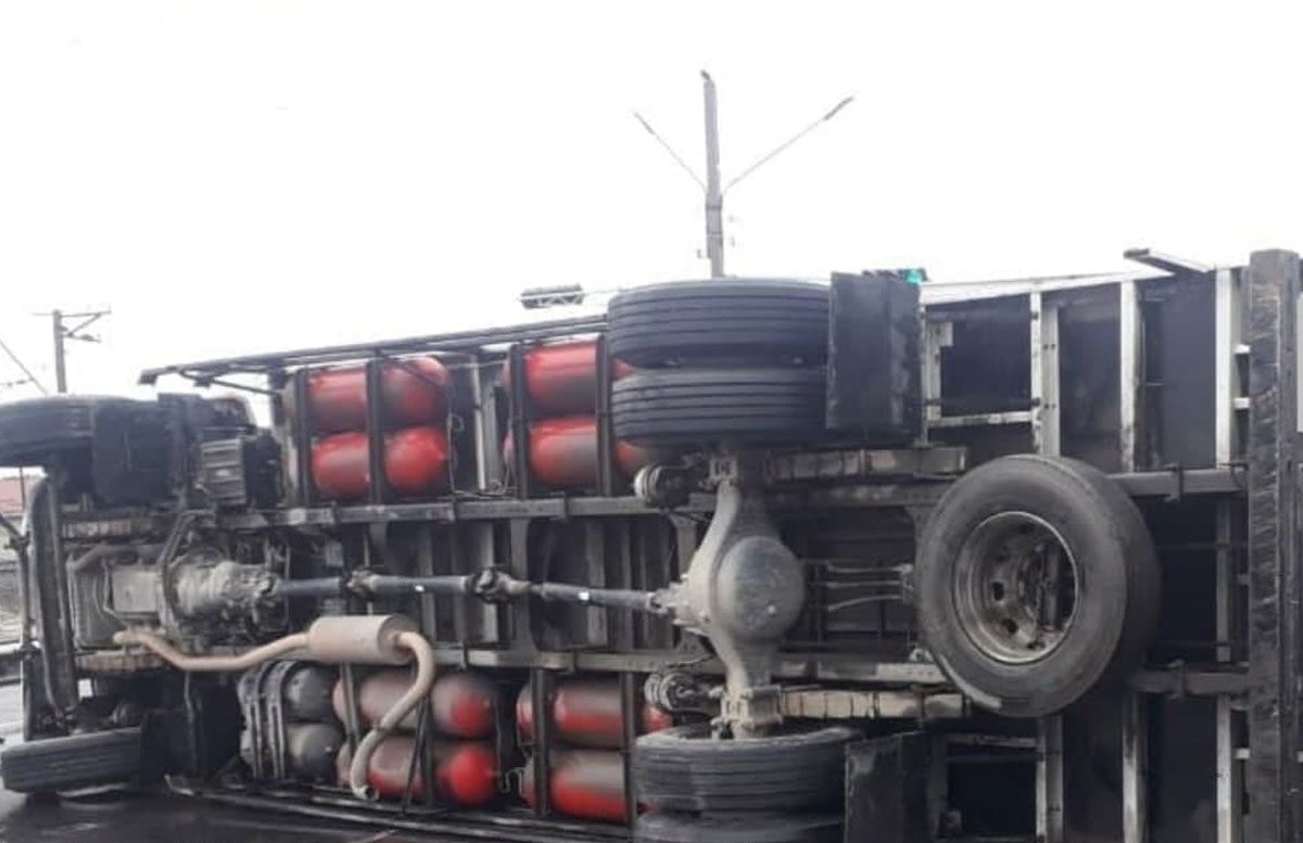 В Сырдарьинской области из-за плохой погоды опрокинулся грузовик