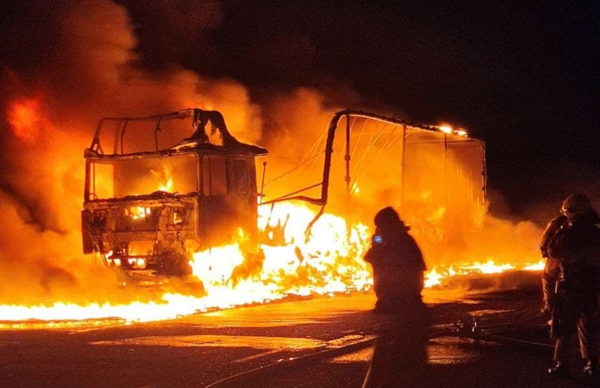 В Джизаке на ходу загорелся грузовик с лакокрасочными материалами — видео