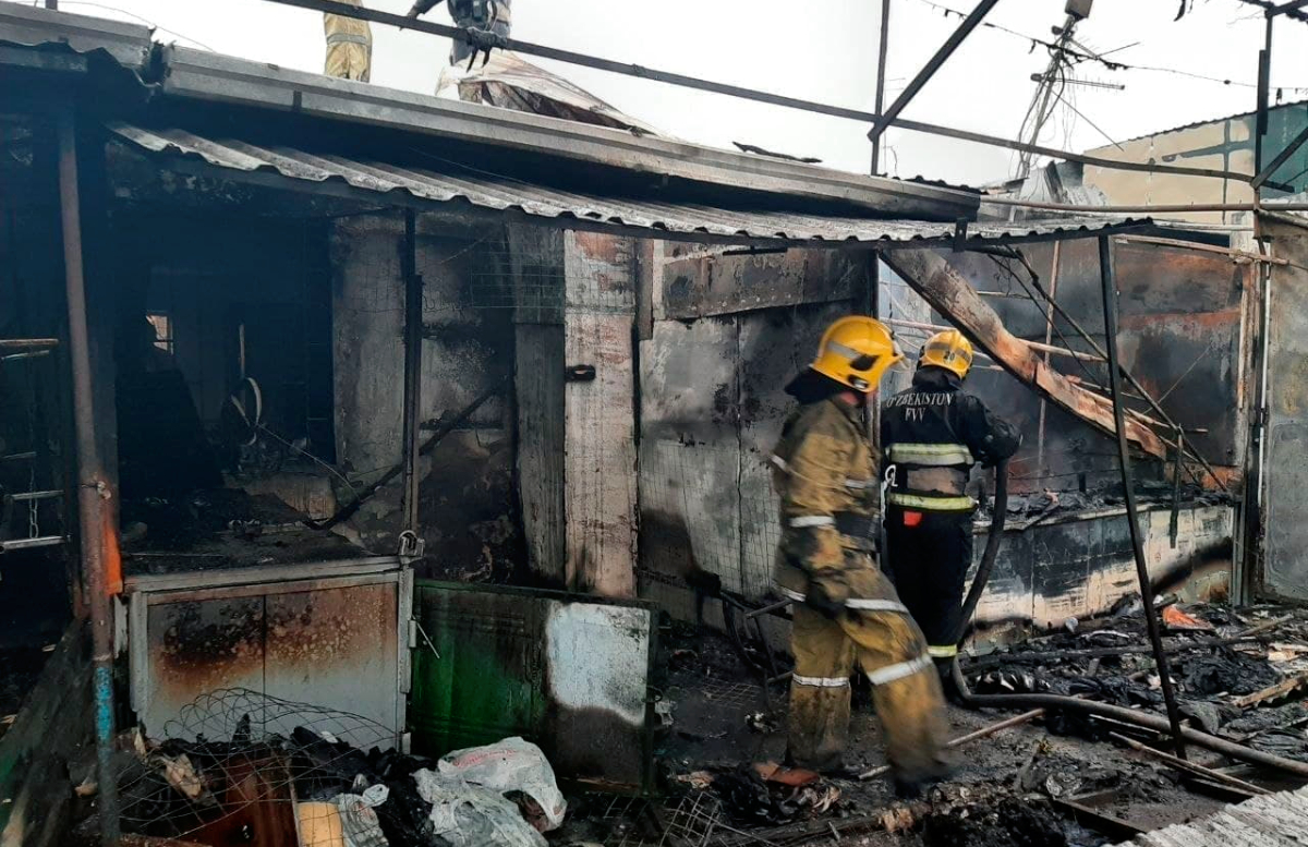 В Ташкенте на рынке «Янгиабад» вспыхнул крупный пожар