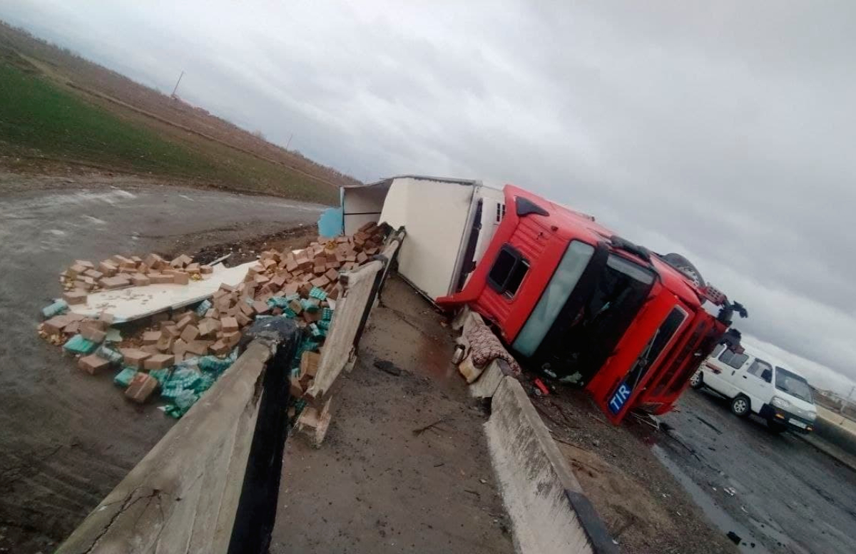 В Самаркандской области перевернулся грузовик