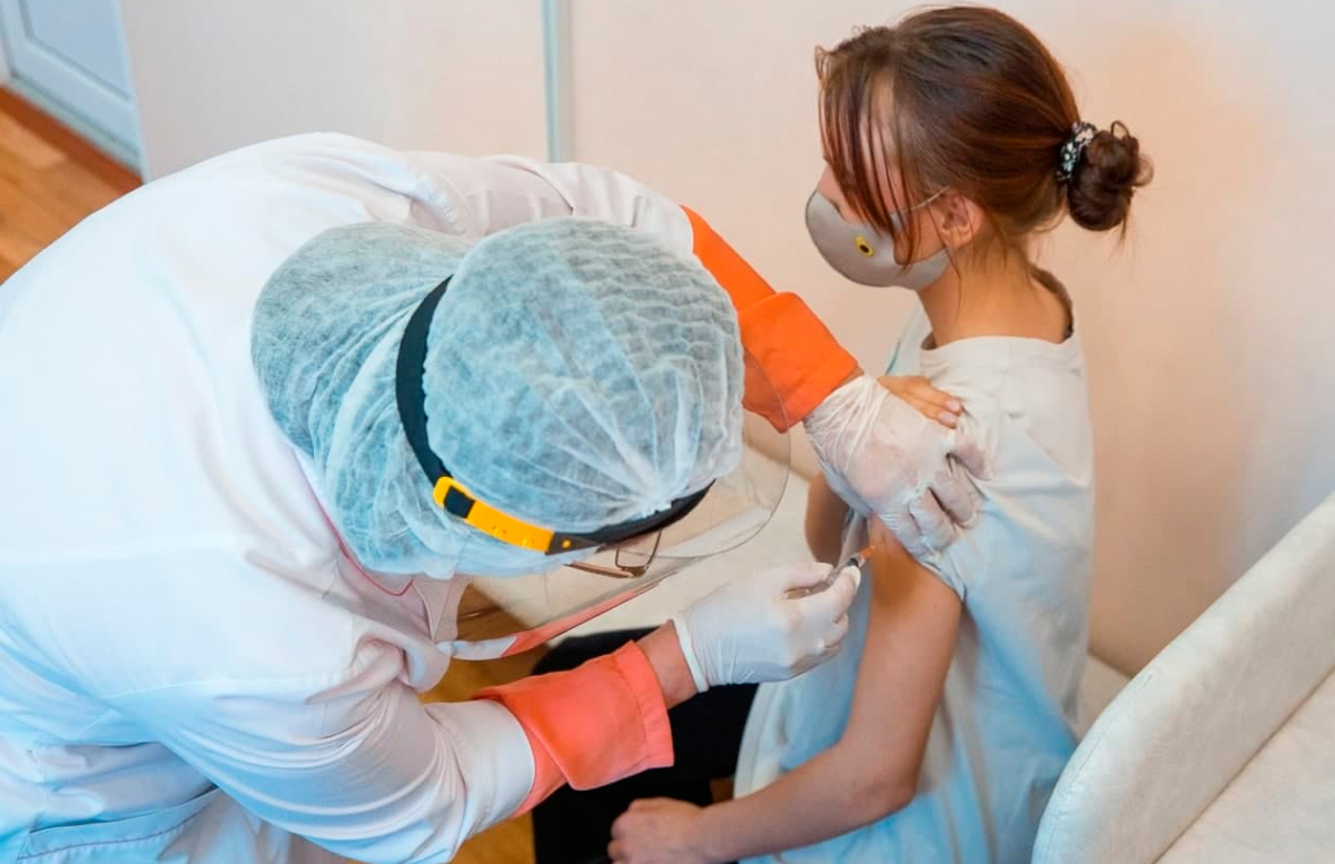 В Узбекистане почти 800 тысяч детей получили прививку от коронавируса — статистика