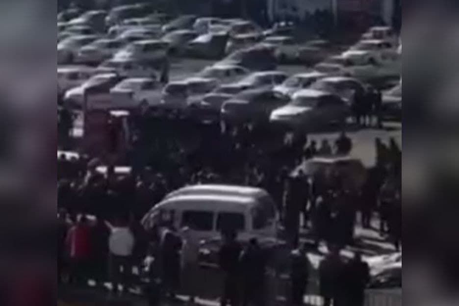 В Каракалпакстане недовольные предприниматели столпились у торгового центра — видео