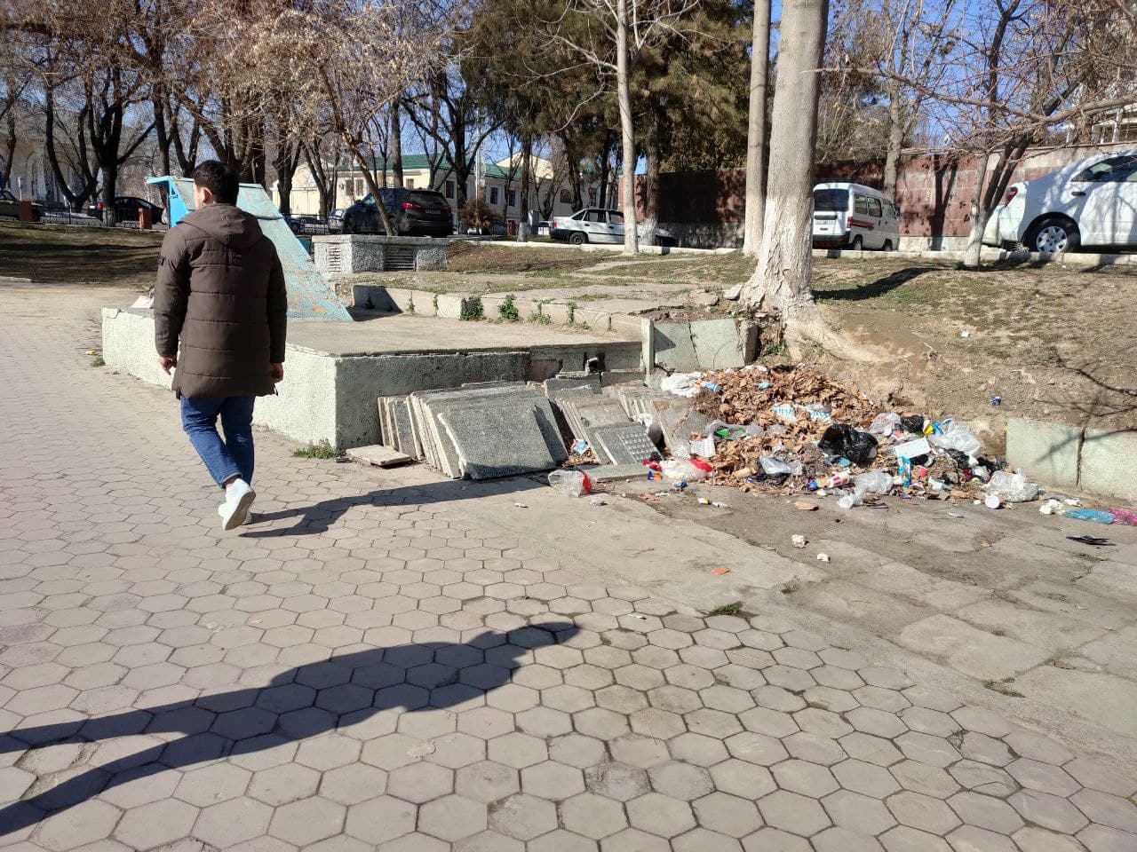 В центре Ташкента простаивает разбитый фонтан, не дождавшийся благоустройства