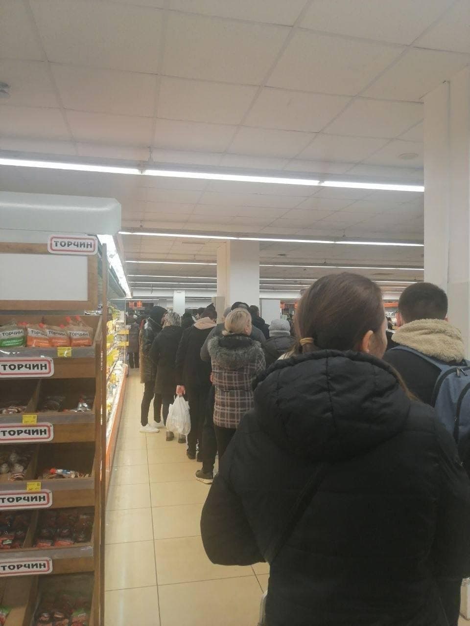 Украинцы занимают очереди в продуктовых гипермаркетах, на заправках и у банкоматов