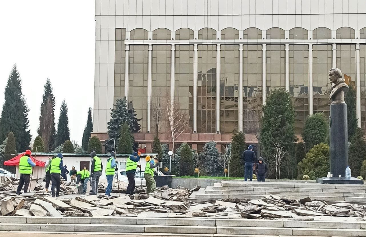 В Ташкенте рабочие «разворотили» плиты вокруг памятника Джанибекову
