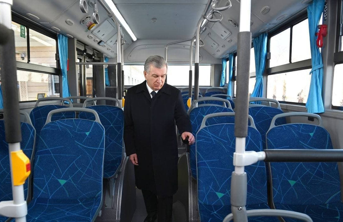 Президент осмотрел один из курсирующих в столице электробусов