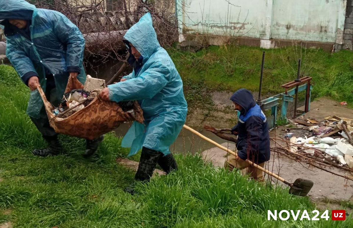 В Ташкенте очистили канал от мусора и трупа собаки