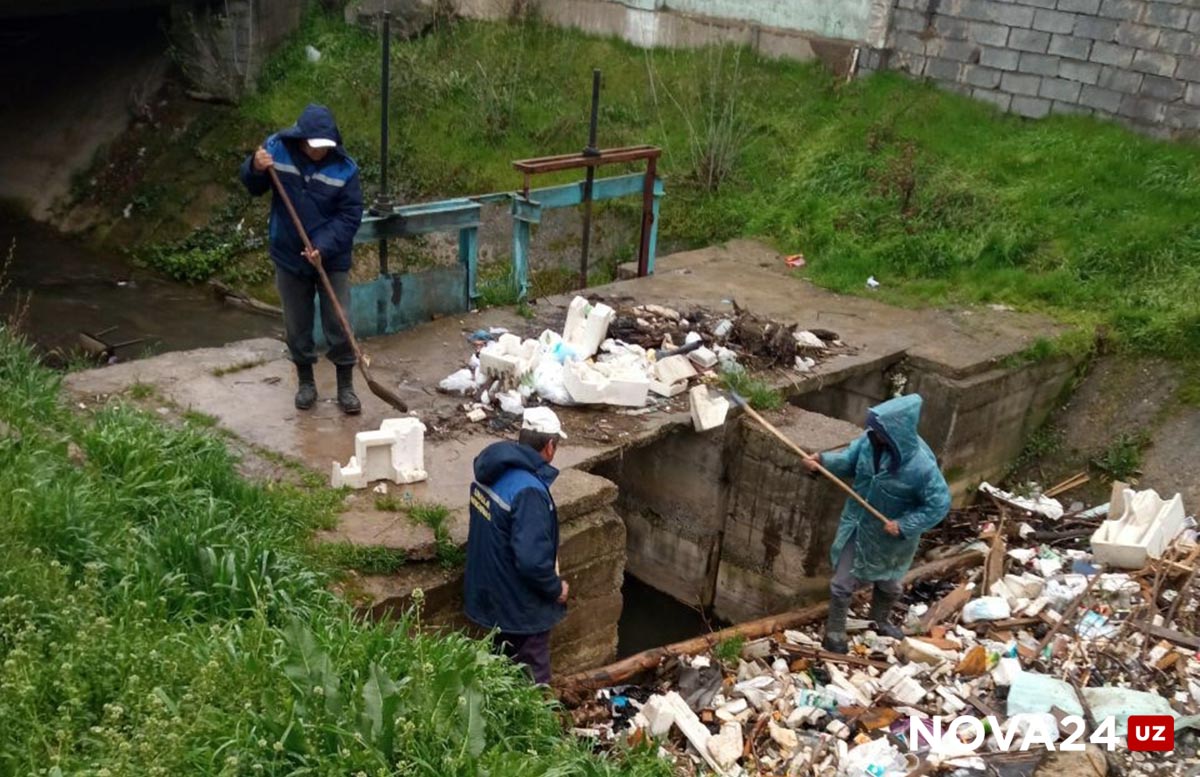 В Ташкенте очистили канал от мусора и трупа собаки