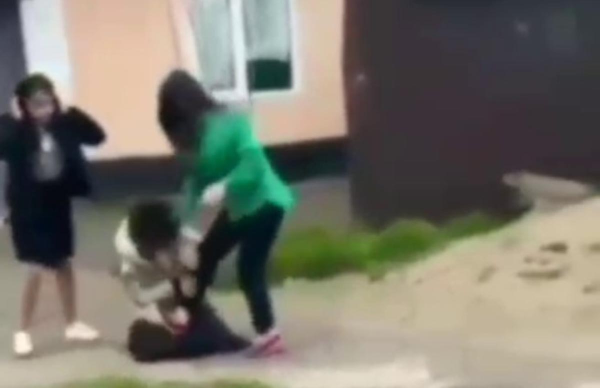 В одной из школ Гулистана несколько девушек устроили жестокий самосуд над школьницей — видео