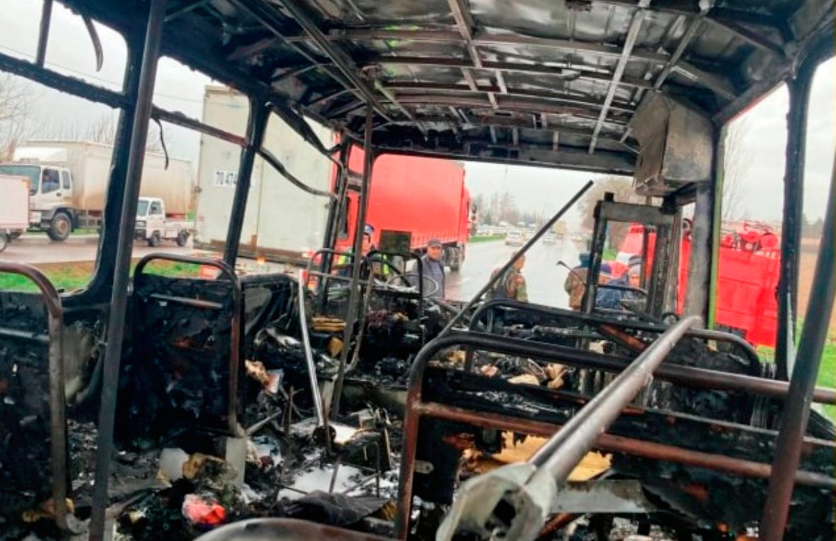 На дорогах Ташобласти сгорел автобус Isuzu