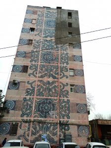 В одном из районов Ташкента закрасили уникальные мозаики братьев Жарских