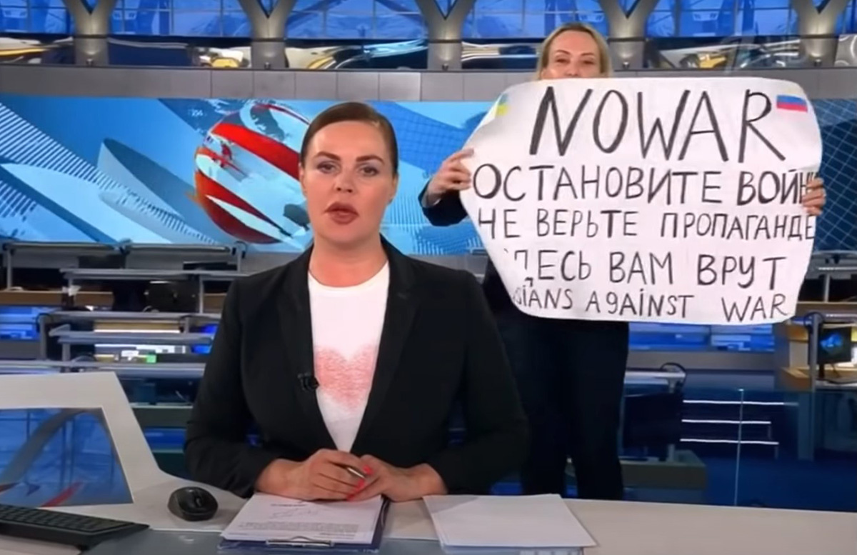 Редактор Первого канала ворвалась в прямой эфир с антивоенным плакатом