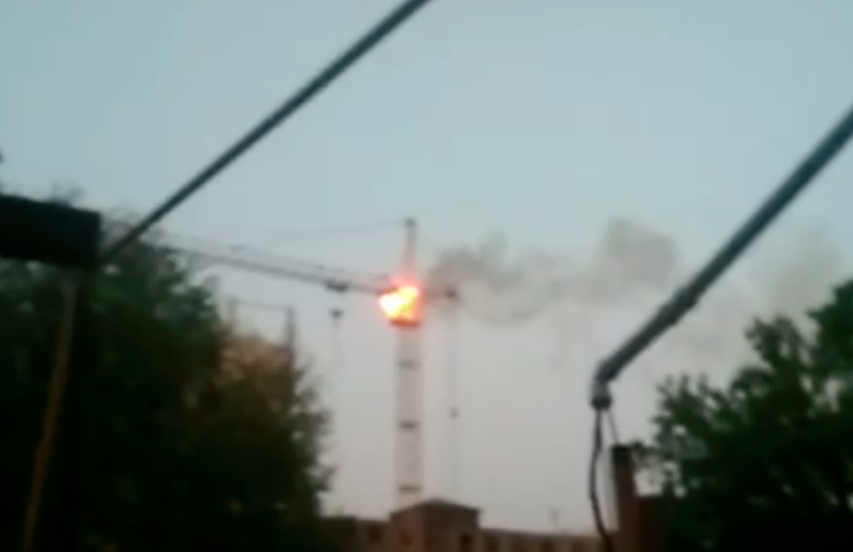 В Ташкенте воспламенился строительный кран — видео