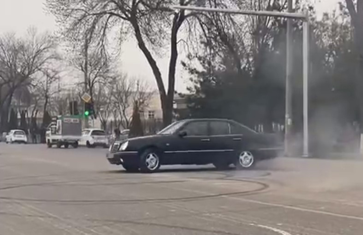 В Ташкенте Mercedes опасно «дрифтовал» на проезжей части