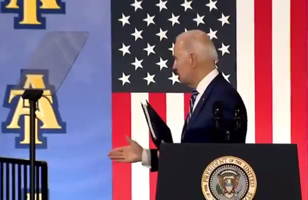 Джо Байден во время выступления пожал руку «невидимке» — видео