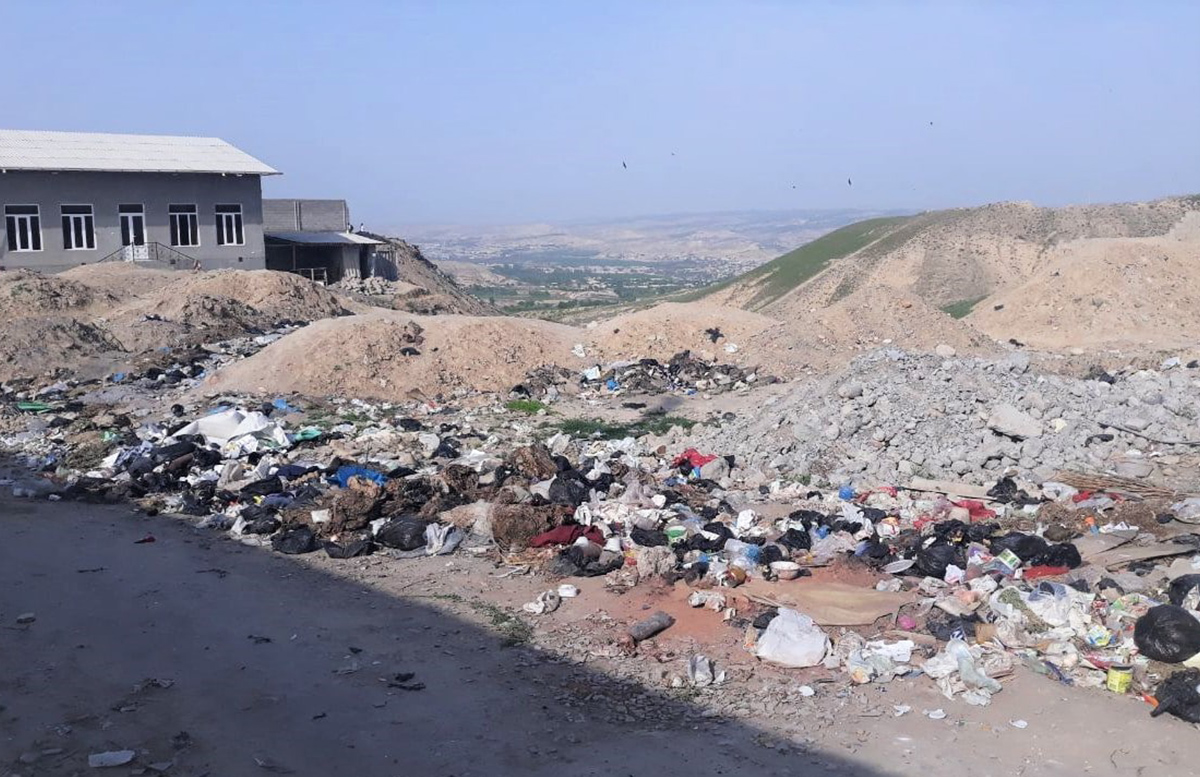 В одном из районов Намангана жители сбрасывали мусор в неположенном месте и даже жгли его