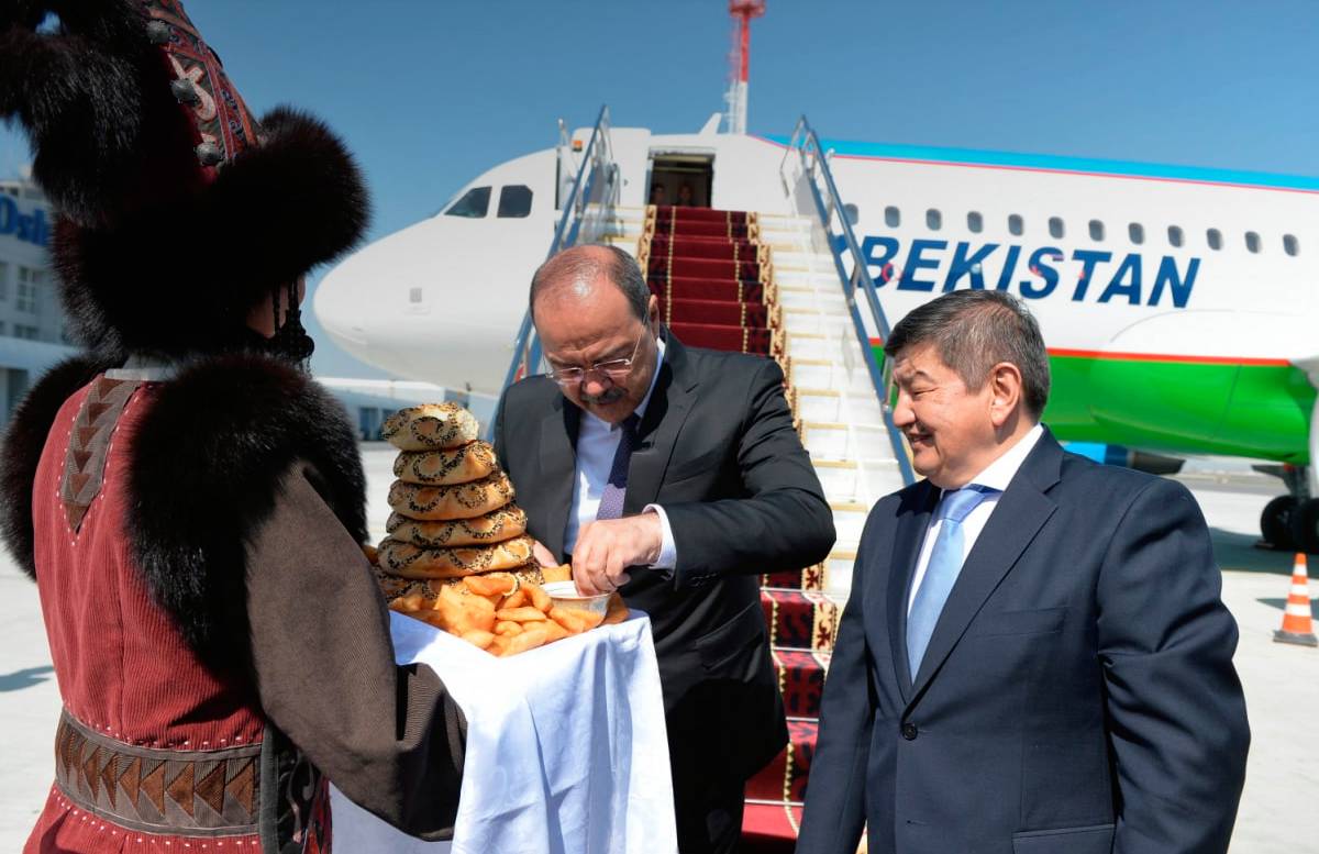 Премьер-министр Узбекистана прилетел на переговоры в Кыргызстан