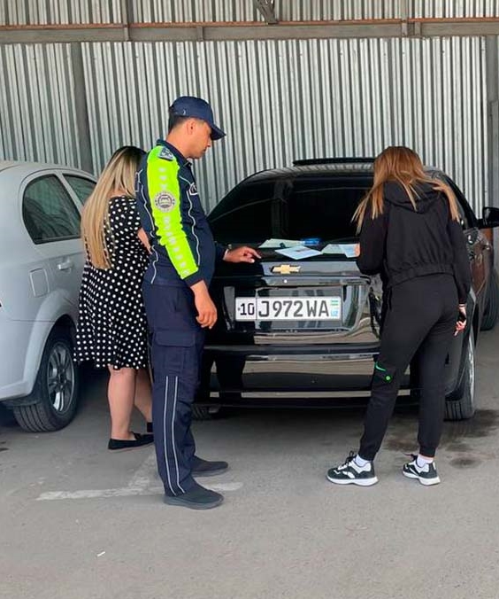 В Ташкенте девушка на ходу высунулась из люка автомобиля с бутылкой в руке — видео