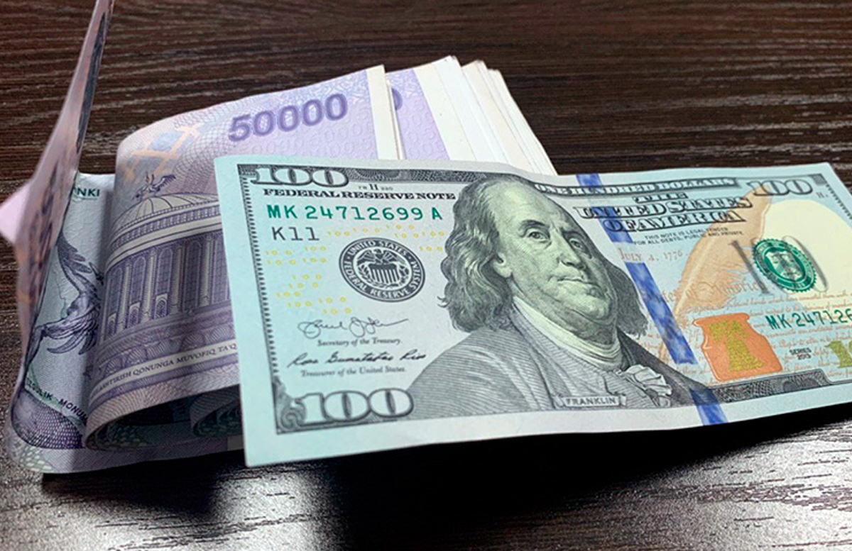 Стало известно, в какую валюту стали больше вкладываться узбекистанцы