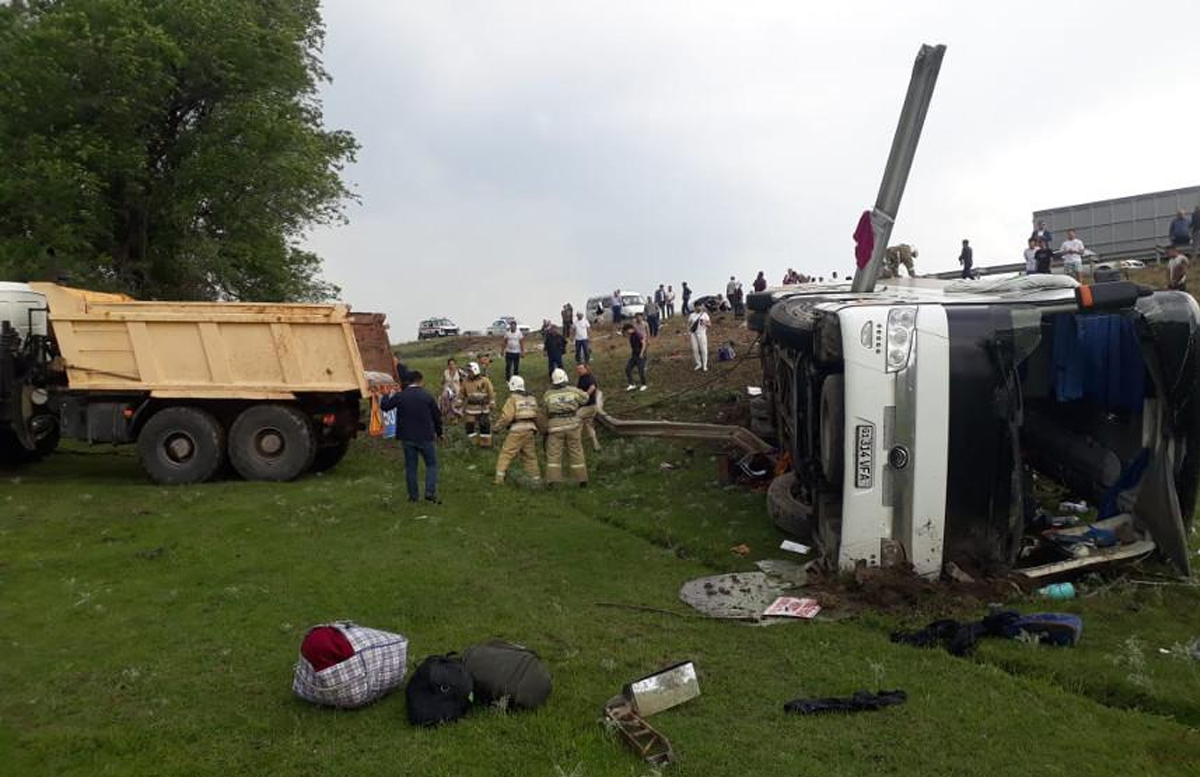 На пути из Узбекистана в Казахстан рейсовый автобус попал в ДТП: двое погибли, десятки пострадали