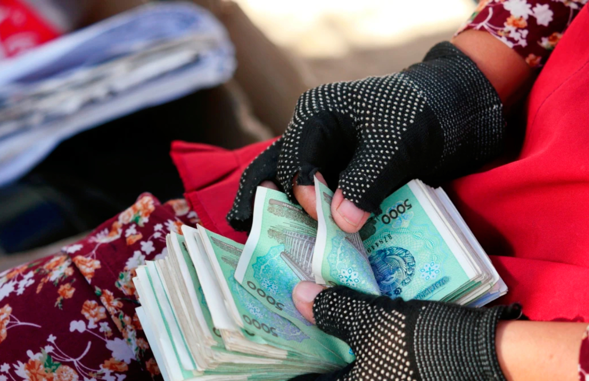 Узбекский сум обесценился по реальному обменному курсу
