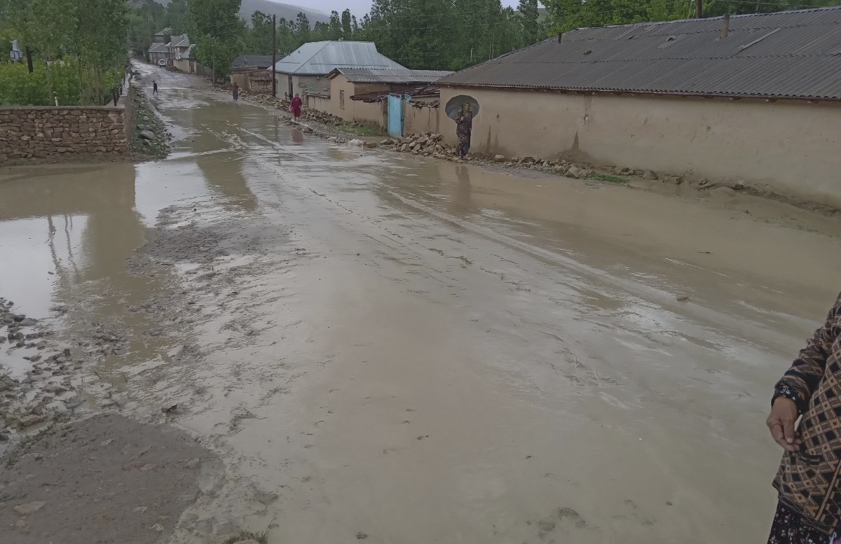 Самаркандскую область накрыло дождем, градом и наводнениями — видео