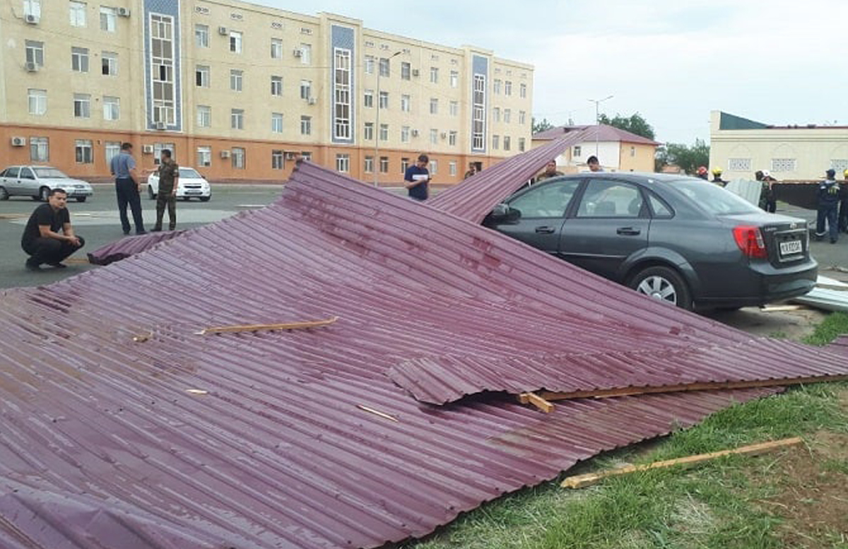 В двух областях Узбекистана посрывало крыши жилых домов из-за сильного  ветра – Новости Узбекистана – NOVA24.UZ