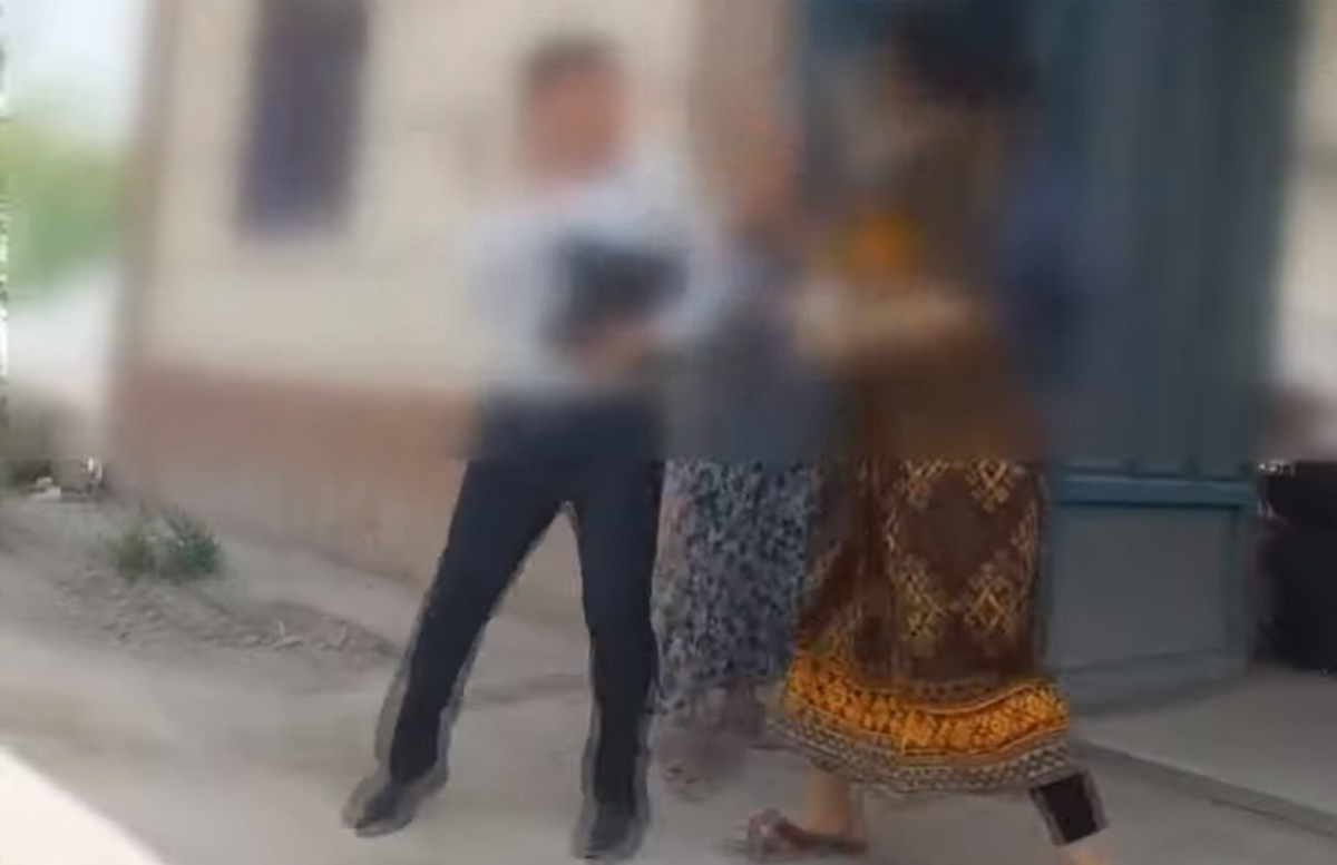 В Андижане женщина набросилась с кулаками на сотрудника БПИ — видео