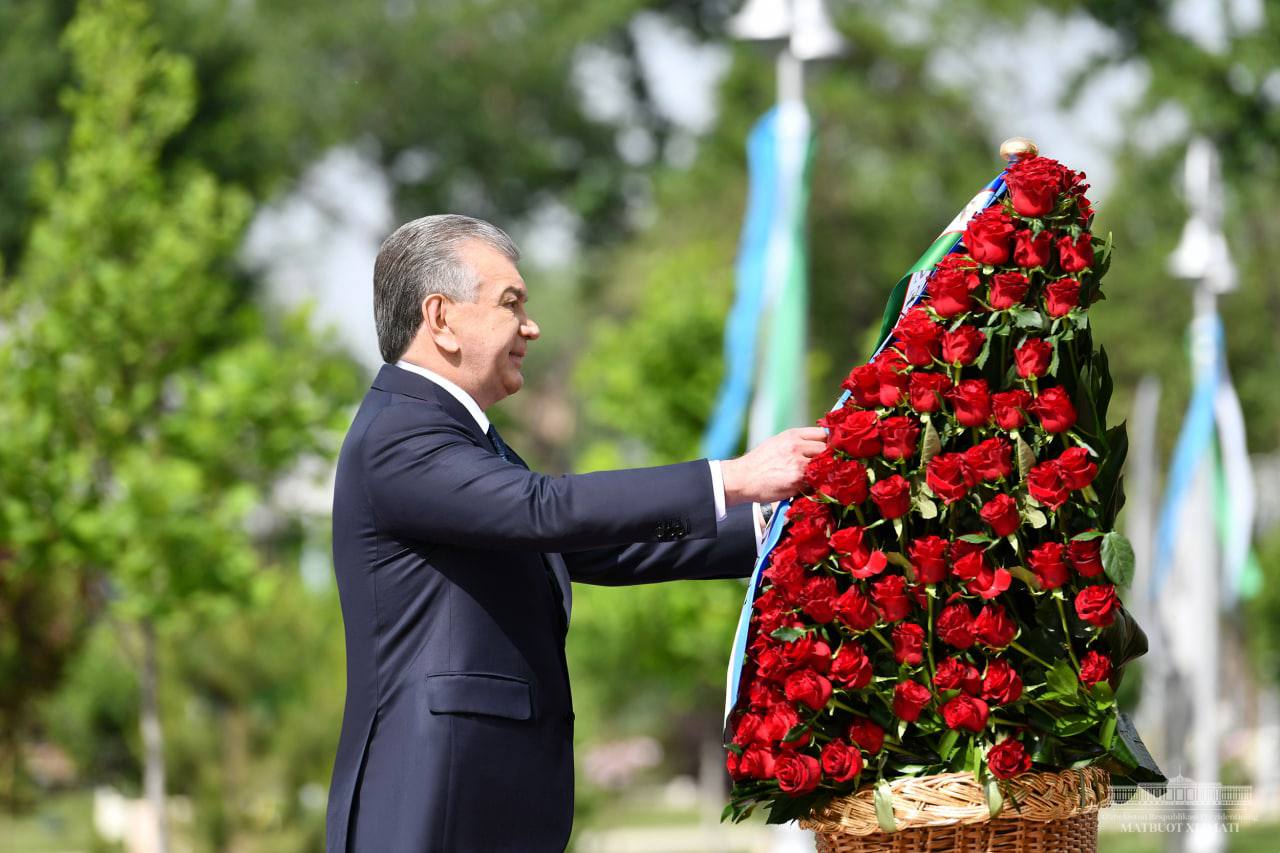 «Мы преклоняемся перед героизмом наших отцов и дедов»: Шавкат Мирзиёев поздравил узбекистанцев с 9 мая