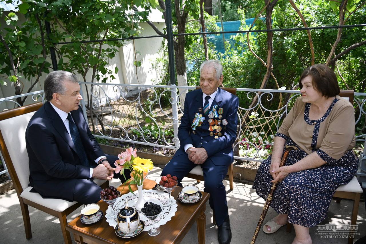 «Ваша жизнь и каждое ваше слово — школа для нас»: Президент лично поздравил трёх ветеранов войны