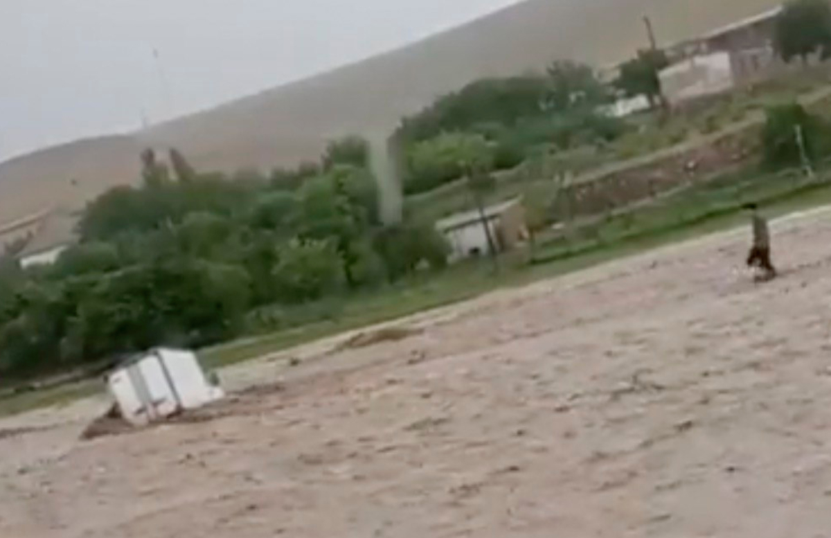 В Кашкадарье автомобиль Labo вместе с водителем застрял в селевом потоке — видео
