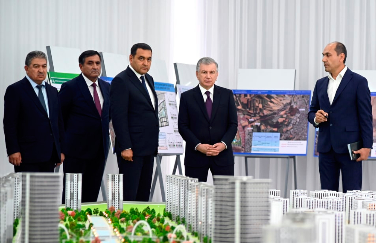Президент посетил стройплощадку массива «Янги Узбекистон» в Фергане