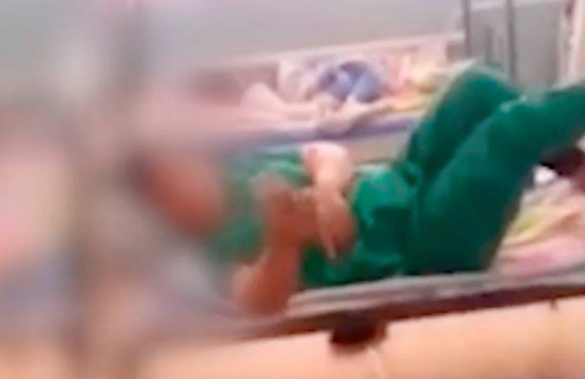 Воспитатель детсада уложил двоих детей на одну кровать, чтобы лежа поиграть в телефон — видео