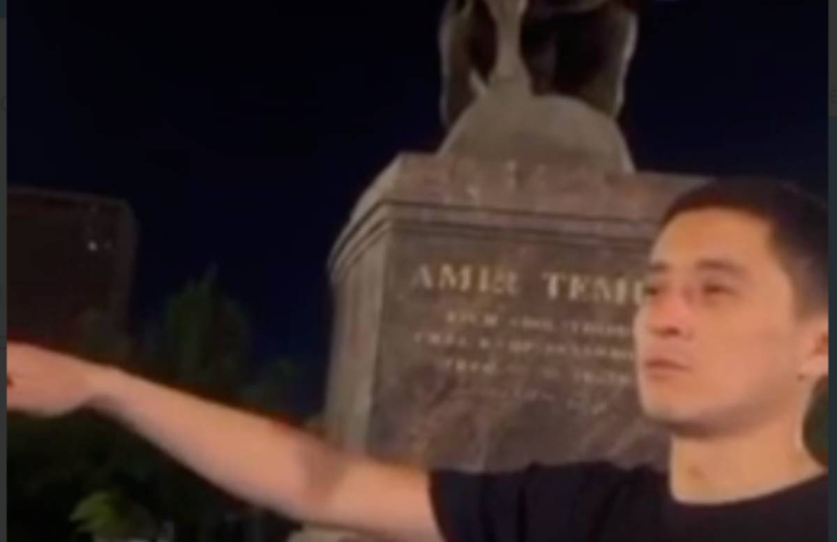 В Ташкенте двое пьяных людей непристойно себя вели у памятника Амира Темура — видео