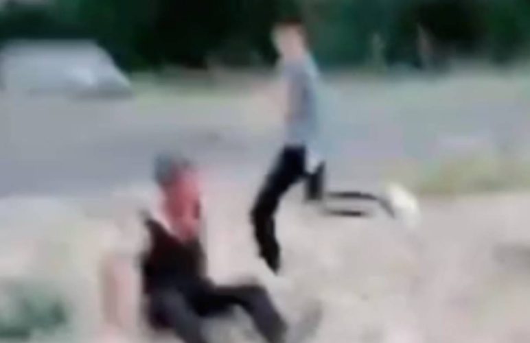 В Чирчике школьники избили пожилого мужчину — видео