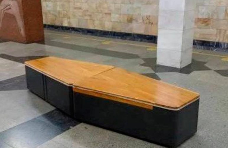 В метро заменили скамейки, которые формой напугали пассажира