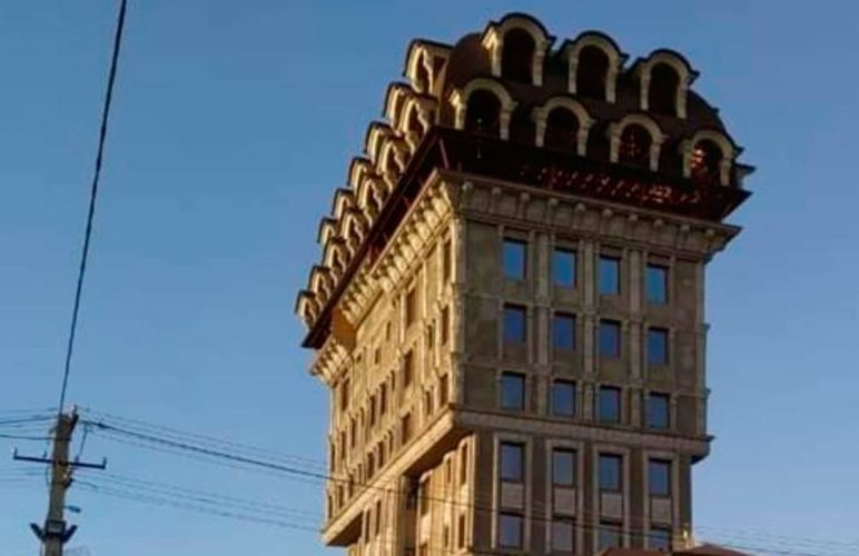 «Памятника эпохи дурновкусия»: Блогер Илья Варламов высмеял «дом-монстр» в Самарканде