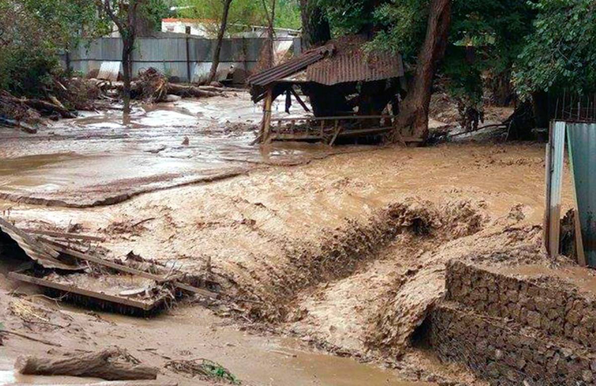 В Сурхандарье спасатели эвакуировали более 230 человек из-за наводнения