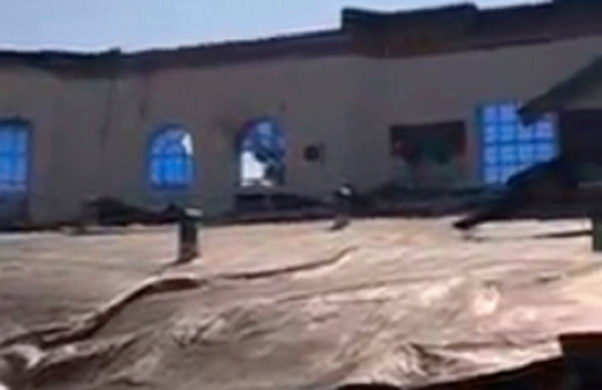 В Термезе рухнула крыша в здании спорткомплекса — видео
