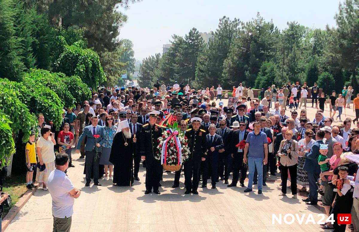 Представители иностранных государств возложили цветы к Вечному огню в Ташкенте — видео