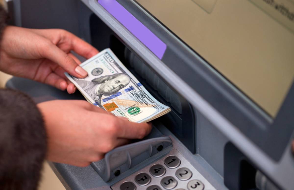 В Ташкенте жители обменяли две тысячи фальшивых долларов в банкомате