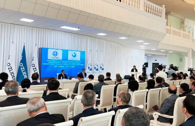 В Узбекистане депутаты одобрили инициативу конституционной реформы