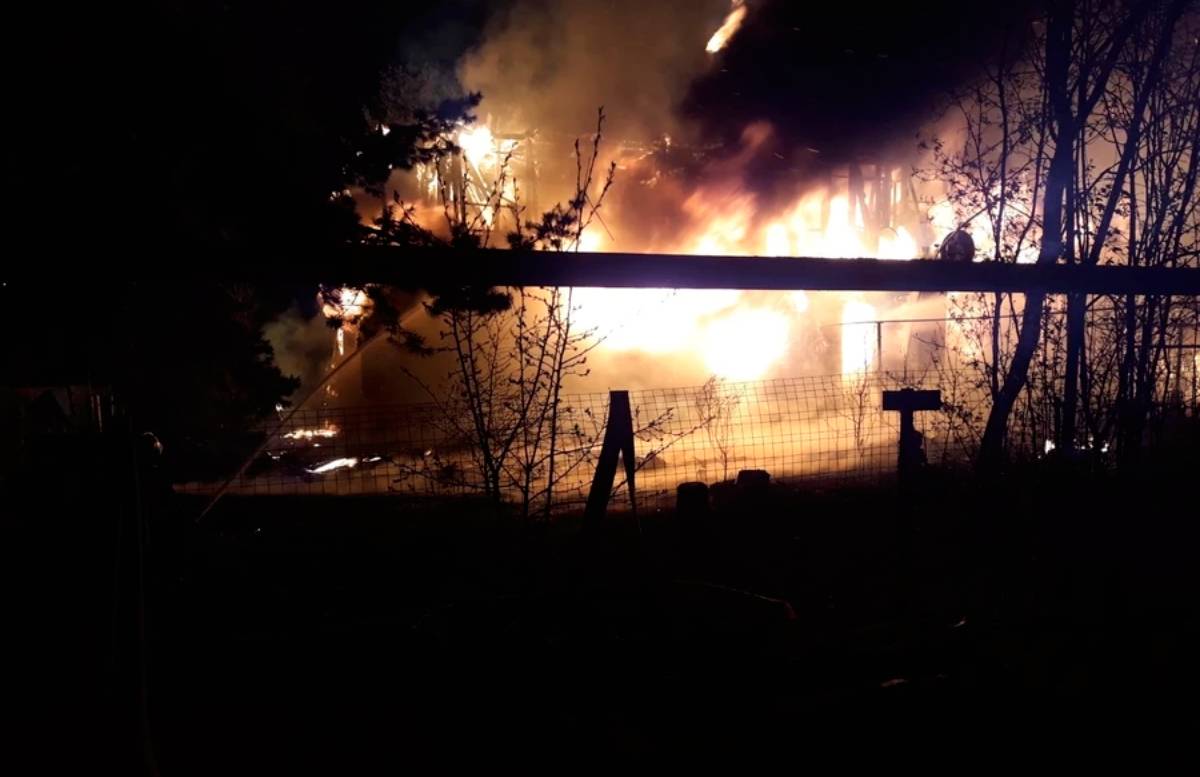 В Самарканде ночной пожар охватил сразу пять домов