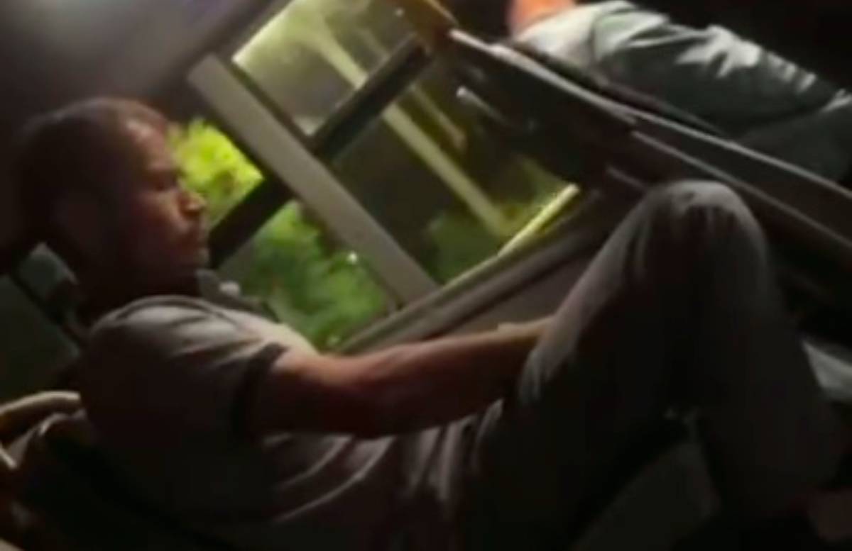 В Ташкенте пассажирка автобуса заметила мастурбирующего мужчину — видео