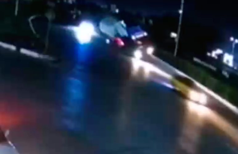 В Маргилане грузовик опрокинулся и влетел в автомобили — видео