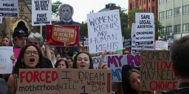 У здания Верховного суда США собрались тысячи протестующих против ограничения прав на аборт