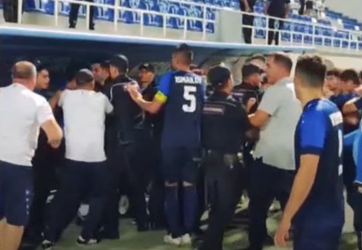 В Ташкенте узбекские футболисты устроили массовую потасовку на поле