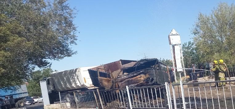 В Сурхандарье столкнулись два грузовика: обе машины охватило пламя